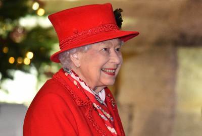 В фиолетовом платье: традиционное поздравление королевы Елизаветы II с Рождеством – видео