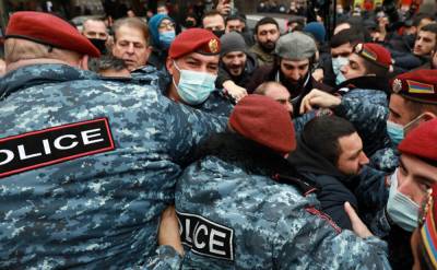 Силовики начали аресты на акции протеста в Ереване