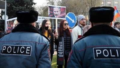 Протестующих в Ереване задерживает полиция