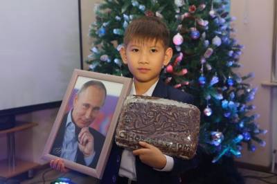 Школьнику, написавшему Путину письмо, вручили подарки из Кремля