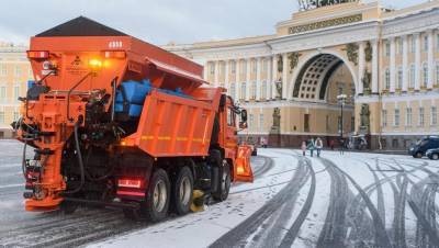 В Петербурге на борьбу с ночным снегопадом вывели свыше 7,5 тыс. дворников