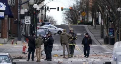 В США взорвали автомобиль: мощным взрывом выбило окна, обломки разбросало в соседние кварталы