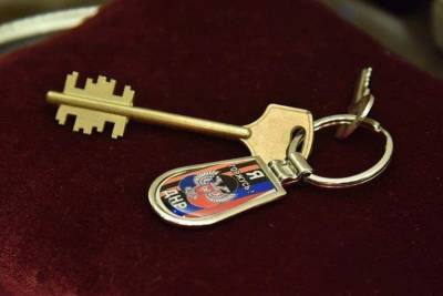 Глава ДНР вручил ключи от квартир семьям защитников республики