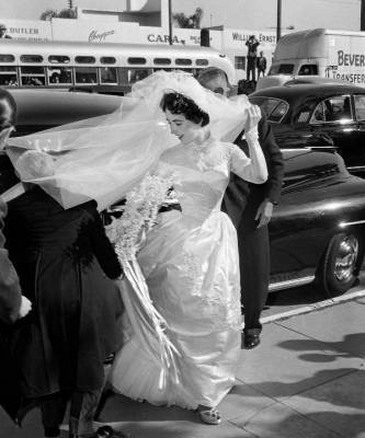 О них мечтали все: свадебные платья звезд, которые были проданы после торжества