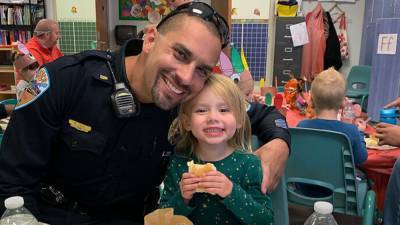 Полицейский удочерил девочку, которую спас от побоев родителей: трогательная история