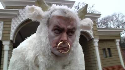 Директор Одесского зоопарка примерил рога быка в новогоднем клипе (видео)