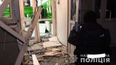 В Киеве взорвали терминал в отделении Приватбанка (фото, видео)