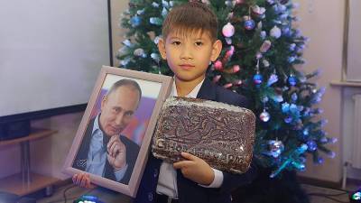 Просившему на Новый год акции мальчику вручили подарки из Кремля