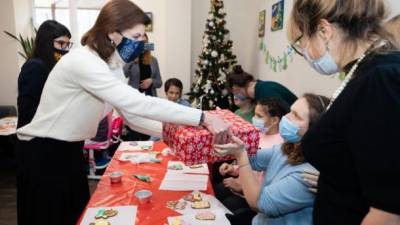 Марина Порошенко передала рождественские подарки детям с инвалидностью