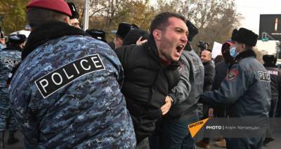 В полицию доставили 34 участников акций протеста в Ереване – "Движение за спасение Родины"