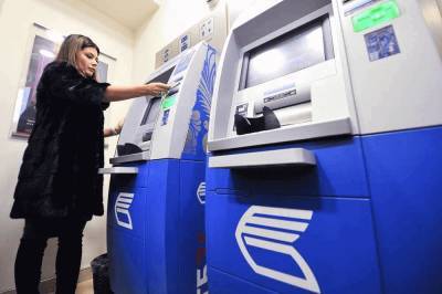Банки могут ограничить снятие наличных с банковских карт россиян