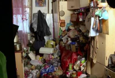 Житель Волхова превратил коммунальную квартиру в настоящую свалку