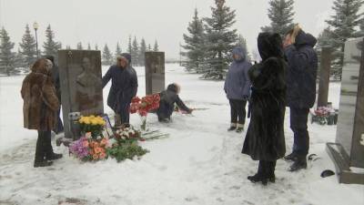 На мемориальном кладбище в Мытищах почтили память погибших в авиакатастрофе над Черным морем 25 декабря 2016 года