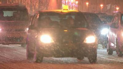 Мощный снегопад накрыл столичный регион. Дорожные службы работают в авральном режиме