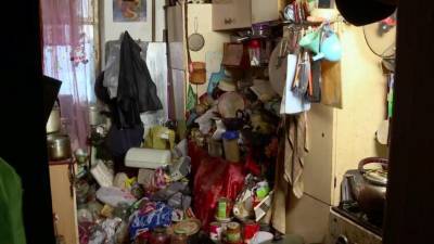 Житель Волхова превратил коммуналку в мусорную свалку