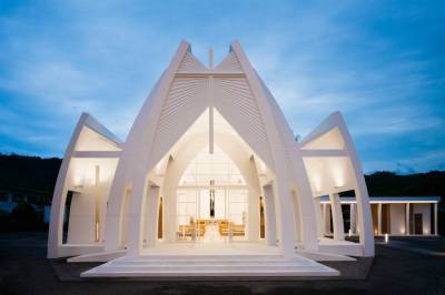Архитектура будущего: в Таиланде построили современную церковь в форме рук – фото интерьеров