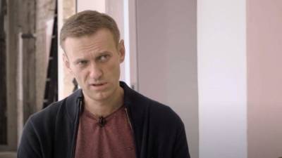 Эйдман: Меркель лояльна к Навальному из-за его прозападной позиции