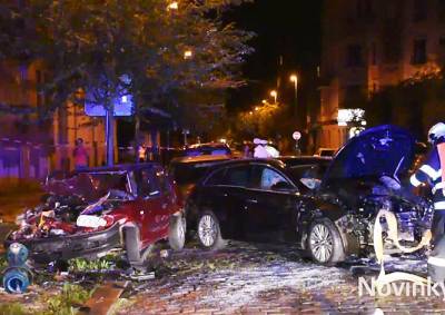 В Праге водитель врезался в шесть припаркованных авто: видео