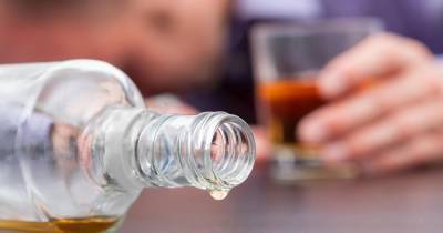 Диетолог назвала самые вредные закуски к алкоголю