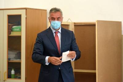 Президента Черногории доставили в больницу с двусторонней пневмнонией