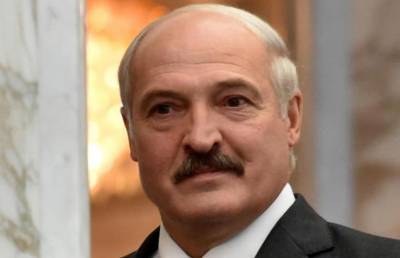 Лукашенко пристал к школьнице во время праздника