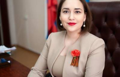 Открытая грудь якутского министра отвлекла депутата от заседания