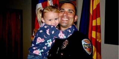 «Не знала даже, кто такой папа». В США полицейский удочерил девочку, которую спас от издевательств родителей - nv.ua - США