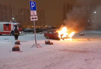 Две машины вспыхнули вечером на улицах Петербурга
