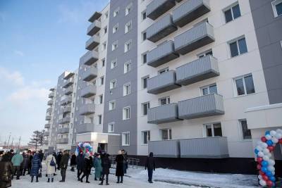 24 семьи получили ключи от новых квартир в Корсакове