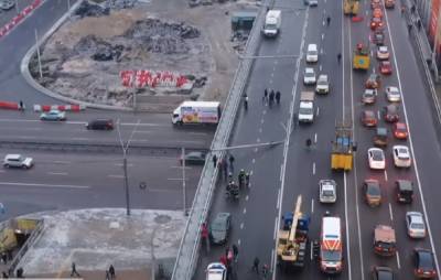 Девять поврежденных машин: КГГА нашла виновных в падении электростолбов на Шулявском мосту