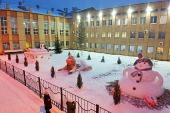 Вологодские курсанты слепили гигантского снеговика