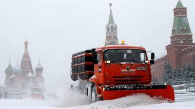 Снегоуборочную технику в Москве нарядили в костюмы Деда Мороза