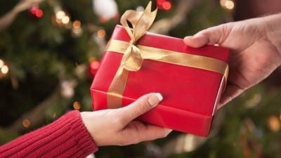 Приносят ссоры и несчастья: Какие подарки и почему нельзя дарить на Новый год?