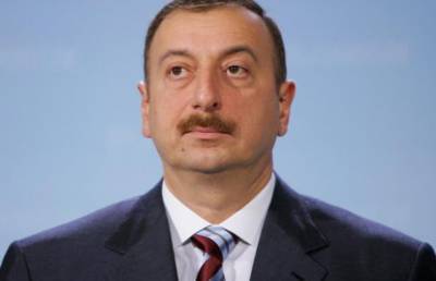 Алиев потоптал ногами армянский указатель в Карабахе