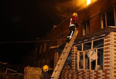 Троих человек спасли из горящей квартиры в Выборге