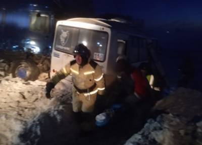 Водитель взял удар на себя: в Сибири в ДТП с автобусом один человек погиб и 9 ранены