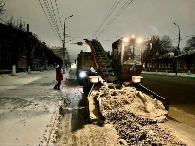 Рязанские коммунальщики продолжили борьбу с последствиями снегопада ночью