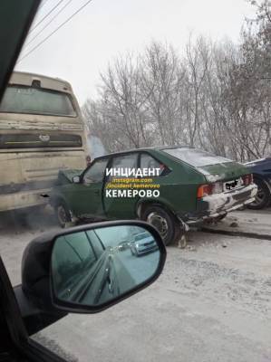 В Кемерове легковой автомобиль врезался в автобус
