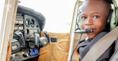 В Уганде семилетний фанат Илона Маска стал сенсацией местной авиации. Он уже принял участие в трех авиарейсах