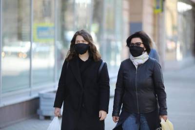 Эпидемиолог назвал условие отказа от масок на улице
