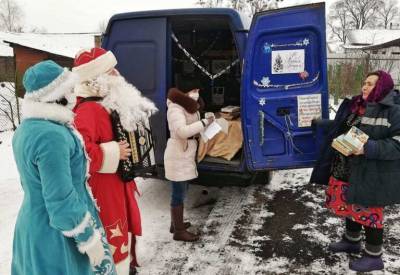 Литературная елка, снеговик из книг и ретро-почта. Как встречают Новый год в библиотеках Гродненского района?