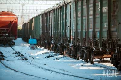 В Кузбассе грузовой поезд столкнулся с автомобилем