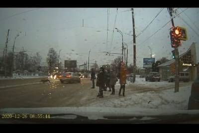Возле вокзала Рязань-2 водитель сбил женщину на светофоре