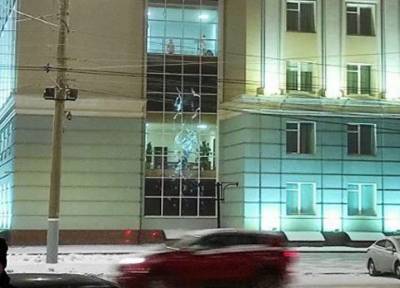 Голые мужчины в окнах правительства Удмуртии заставили чиновников объясняться