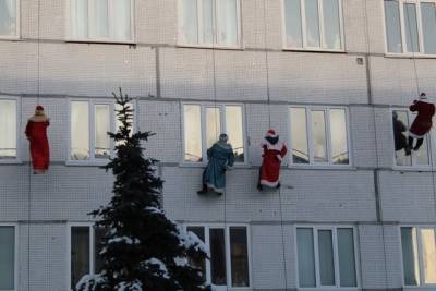 Ульяновские Деды Морозы спустятся с крыш к маленьким пациентам больниц
