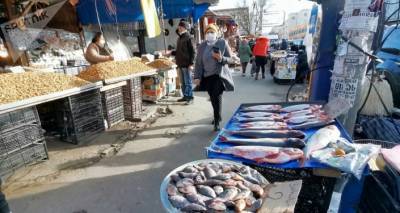 Предновогодняя торговля на рынках в столице Грузии - видео