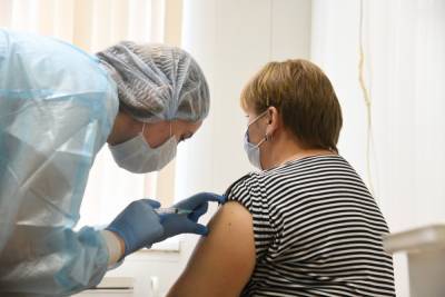 Минздрав разрешил прививать вакциной «Спутник V» россиян 60+