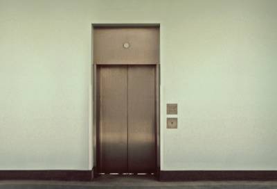 В Петербурге уголовник ограбил 14-летнюю девочку у лифта