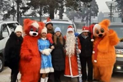 Слесарь устроил новогодний праздник для детей во дворе онкодиспансера Читы