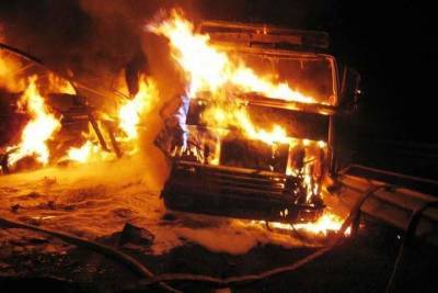 На скоростной трассе в Тверской области загорелся грузовик